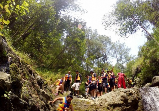 Saltando desde la roca